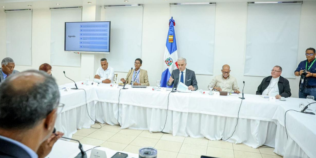 imagen ministro de Educaci&oacute;n, Luis Miguel De Camps sentando en el salon Ercilia Pepin junto a demas entidades 