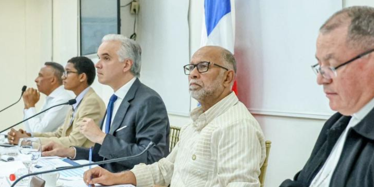  imagen ministro de Educaci&oacute;n, Luis Miguel De Camps sentando en el salon Ercilia Pepin junto a demas entidades 