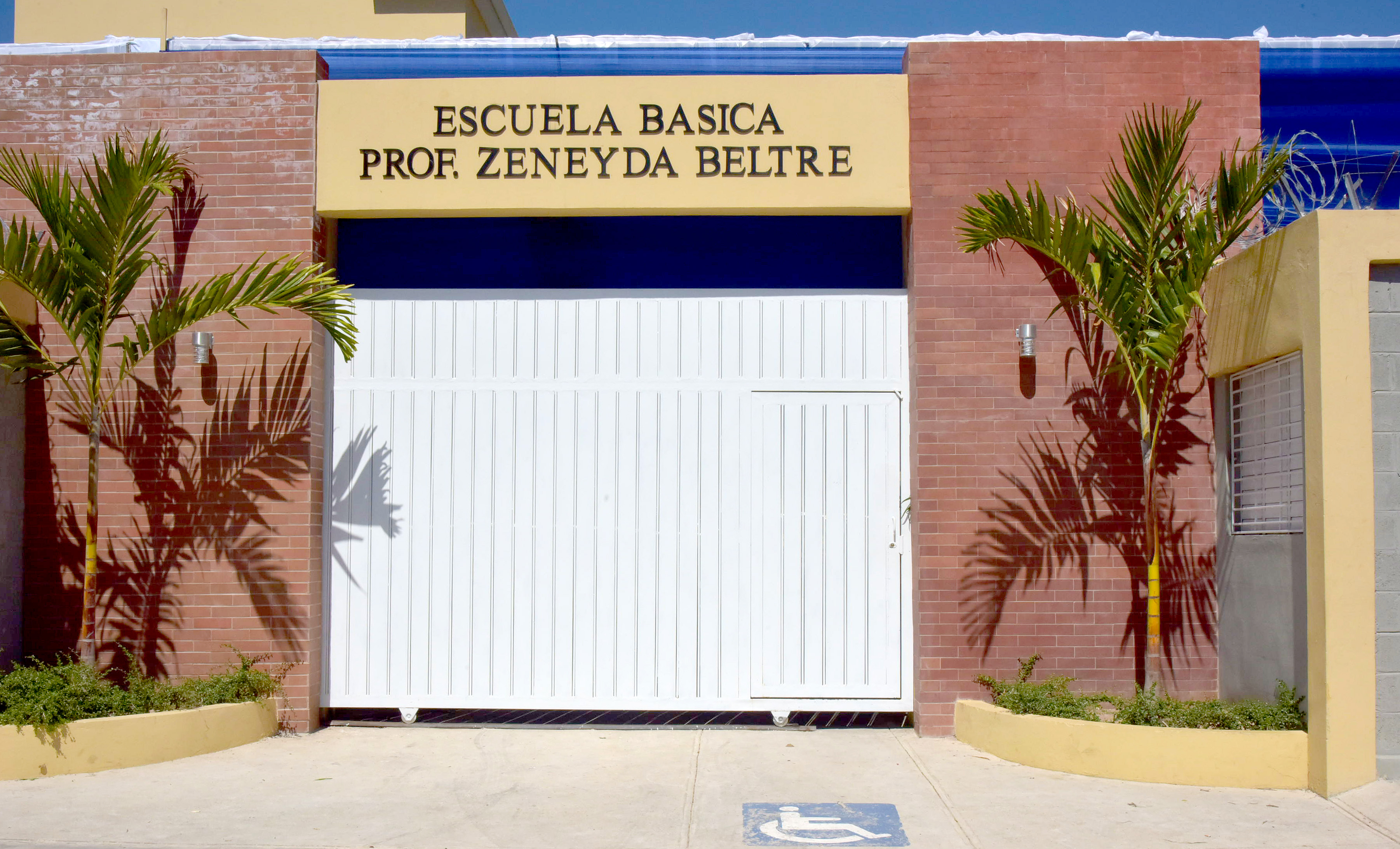  imagen Presidente Danilo Medina de pie cortando cinta inaugural acompa&ntilde;ado del ministro Antonio Pe&ntilde;a Mirabal y dem&aacute;s autoridades educativas&nbsp; 