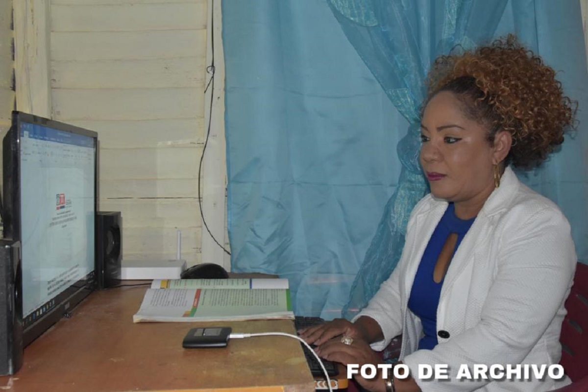  imagen Alejandrina Flores, maestra de art&iacute;stica del centro educativo Fray Pedro de C&oacute;rdova&nbsp; 