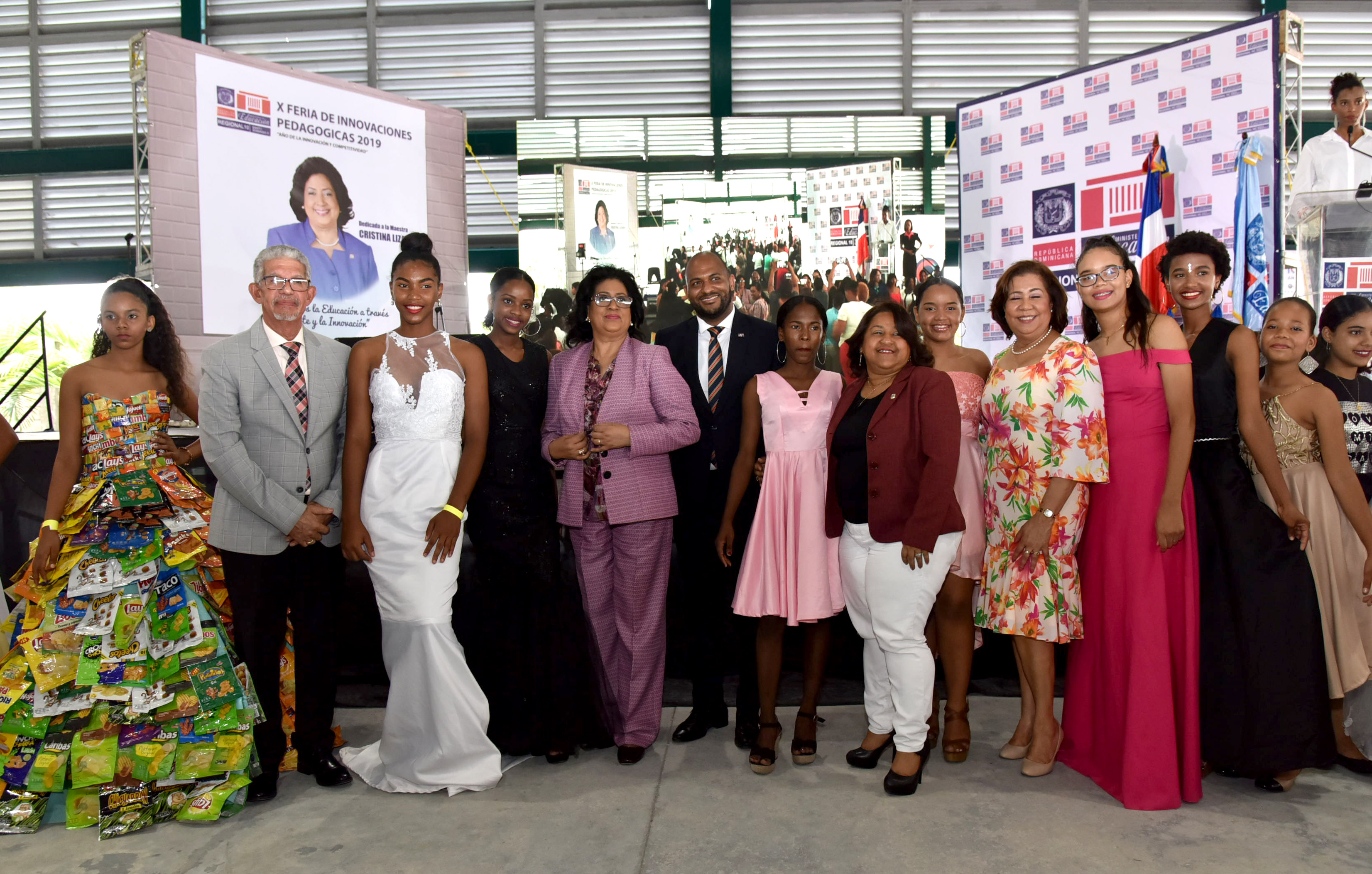  imagen Grupo de estudiantes porristas durante una de sus presentaciones. 