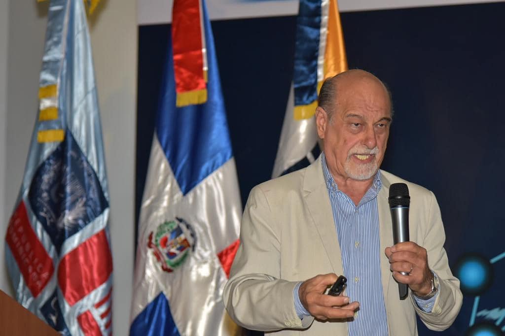  imagen Representantes durante sus intervenciones. 