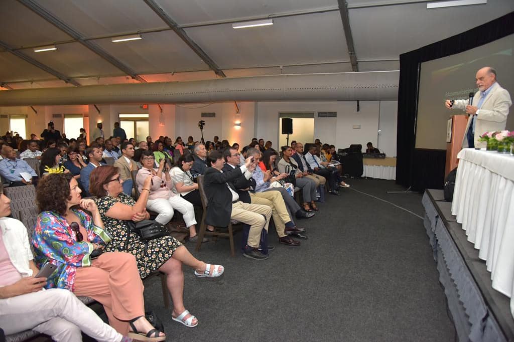  imagen Representantes durante sus intervenciones. 