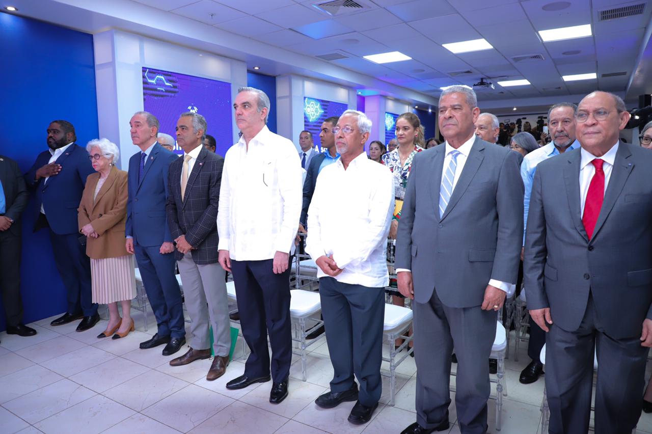  imagen Presidente Luis Abinader junto a Ministro de Educaci&oacute;n &Aacute;ngel Hern&aacute;ndez y dem&aacute;s entidades presentes en el MINERD 