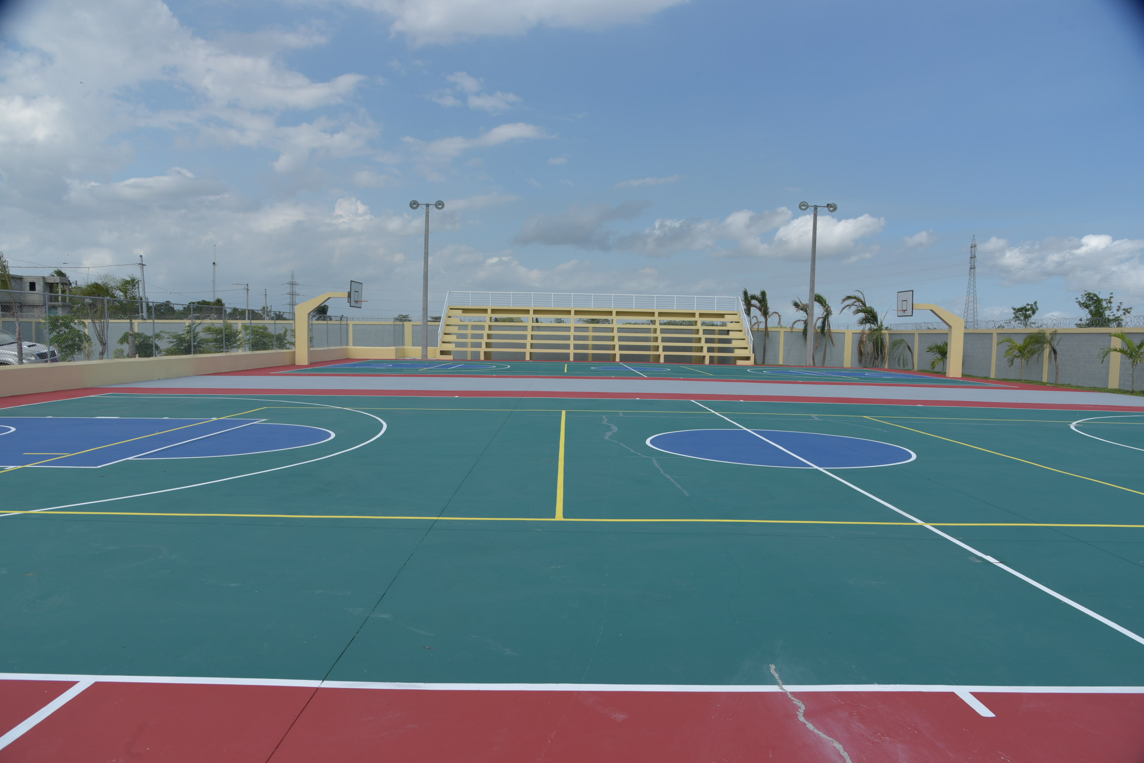  imagen Presidente&nbsp; Danilo Medina junto al ministro Antonio Pe&ntilde;a Mirabal y dem&aacute;s autoridades educativas cortando cinta de acto inaugural 