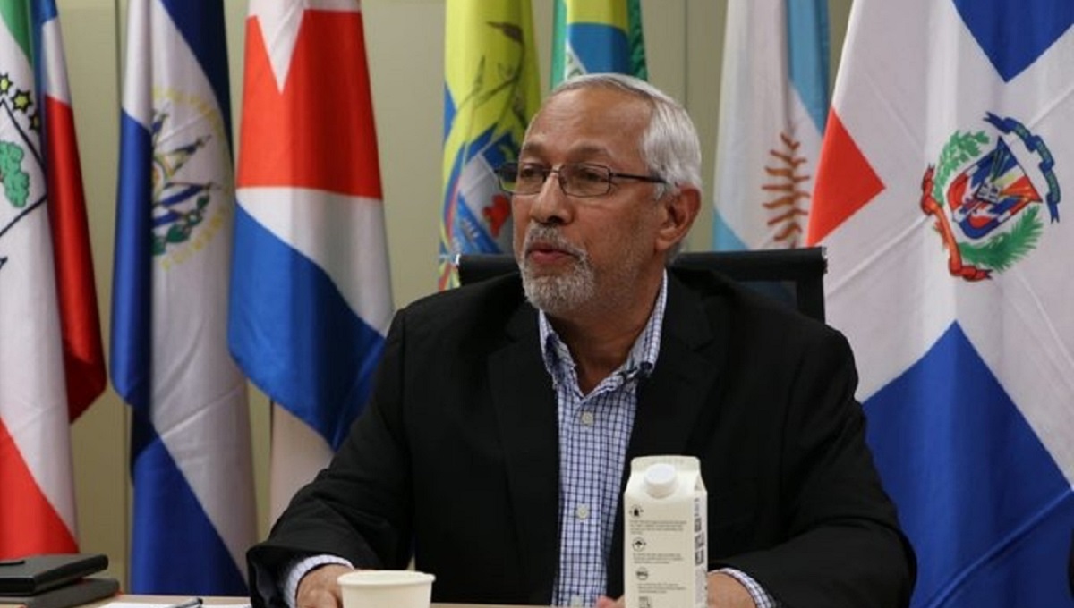  imagen Foto del&nbsp;Ministerio de Educaci&oacute;n,&nbsp;&Aacute;ngel Hern&aacute;ndez, sentado 