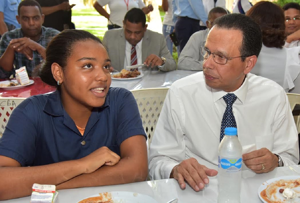  imagen Ministro Pe&ntilde;a Mirabal durante el almuerzo con los estudiantes. 