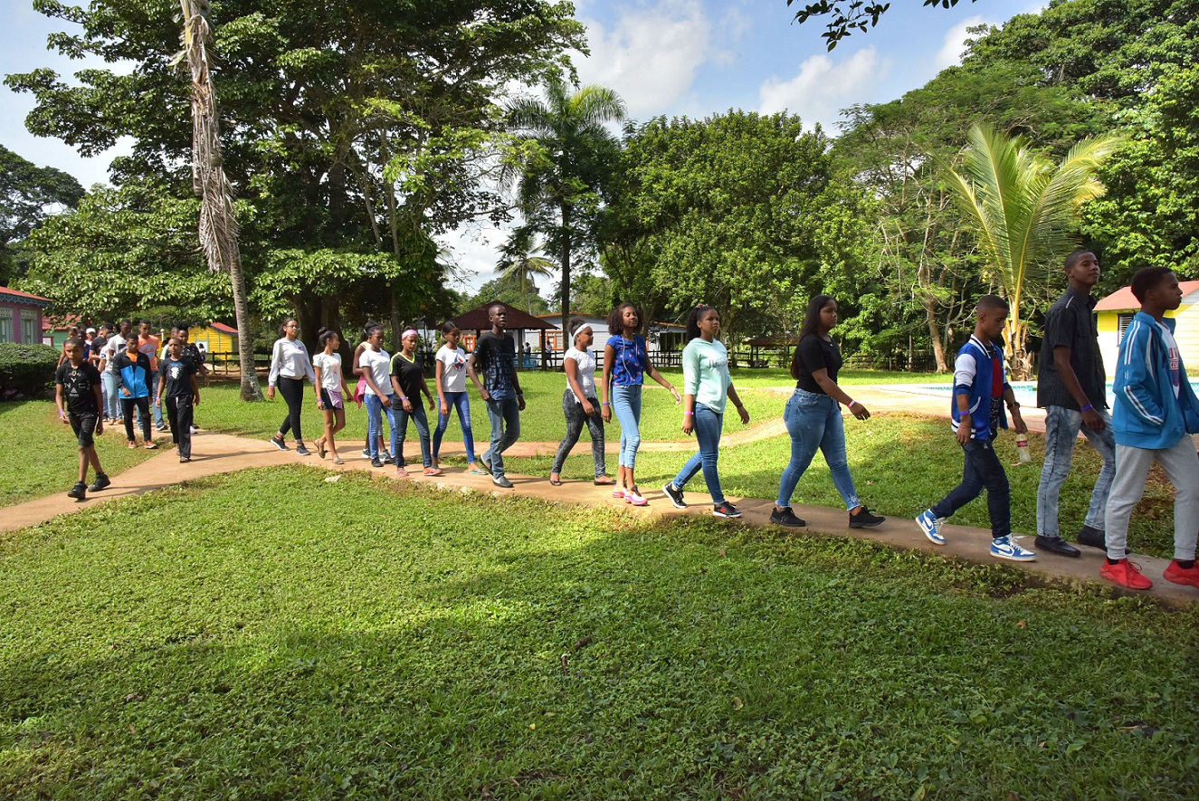  imagen Grupo de estudiantes participantes en campamento MINERD. 