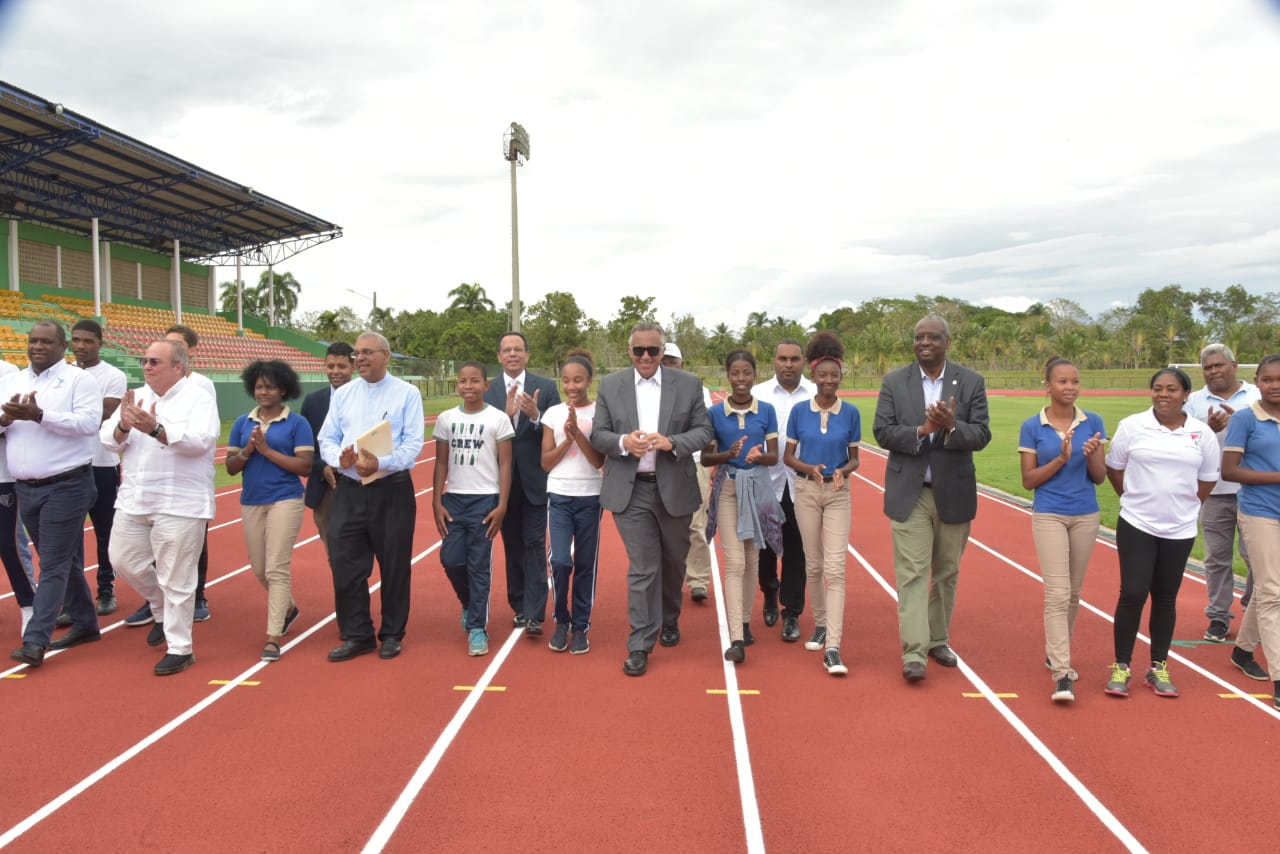  imagen Ministro Pe&ntilde;a Mirabal, junto al presidente del Comit&eacute; Ol&iacute;mpico Dominicano, Luis&iacute;n Mej&iacute;a Oviedo,&nbsp;el senador por Monte Plata, Charles Mariotti, autoriades e integrantes de la&nbsp;comunidad de Bayaguana, mientras caminan sobre moderna pista de atletismo. 