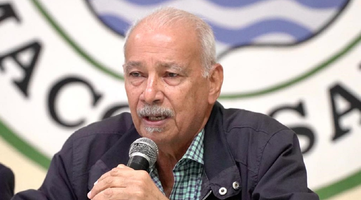  imagen viceministro de Acreditaci&oacute;n y Certificaci&oacute;n Docente, Francisco de &Oacute;leo junto a&nbsp;dem&aacute;s entidades sentado en mesa de di&aacute;logo 