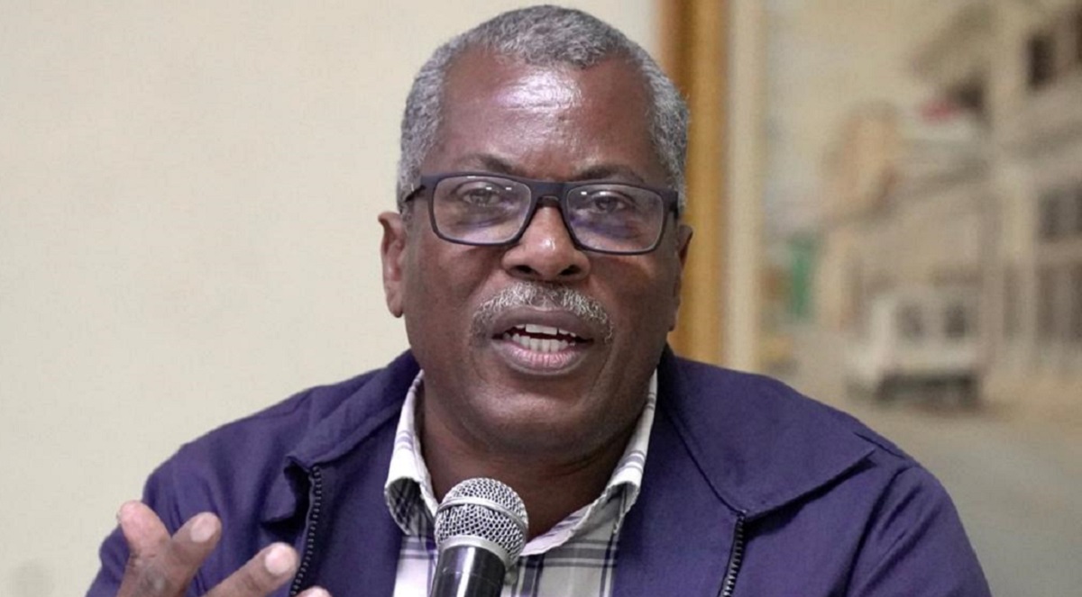  imagen viceministro de Acreditaci&oacute;n y Certificaci&oacute;n Docente, Francisco de &Oacute;leo junto a&nbsp;dem&aacute;s entidades sentado en mesa de di&aacute;logo 