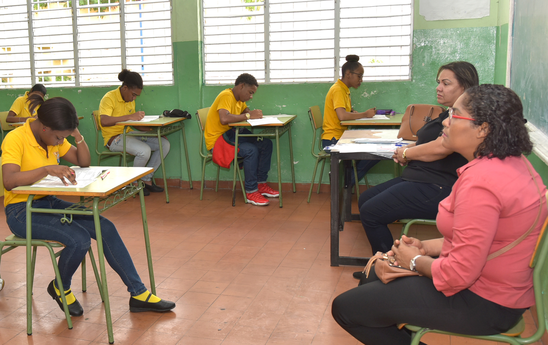  imagen Estudiante de modalidad adulta durante evaluaci&oacute;n. 