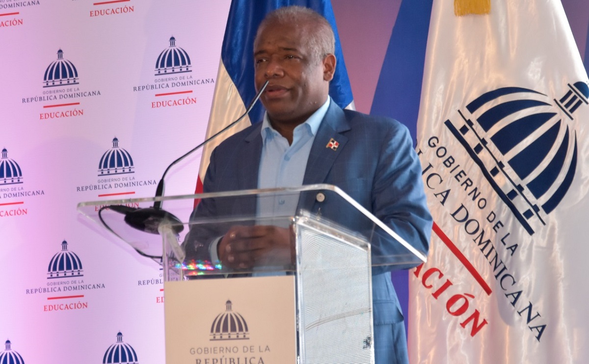  imagen El taller fue impartido por &Aacute;ngel Lockward, presidente de FUNDESEP. Dijo que cada funcionario que forma parte de las diferentes &aacute;reas del Ministerio de Educaci&oacute;n, se capacita para tener una noci&oacute;n m&aacute;s amplia sobre sus funciones.
&nbsp; 