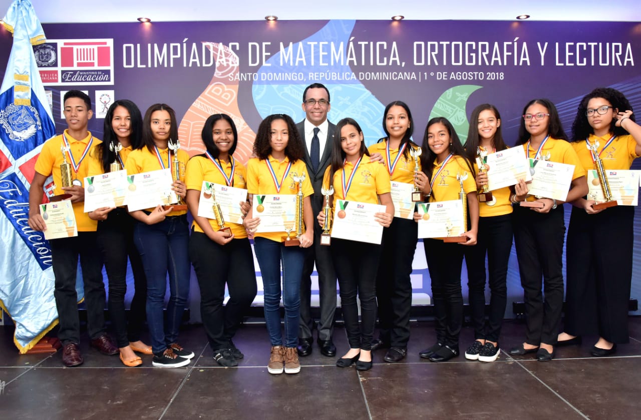  imagen Ministro Andr&eacute;s Navarro de pie junto a estudiantes galardonados de las olimp&iacute;adas de Matem&aacute;tica, Ortograf&iacute;a y Lectura&nbsp; 