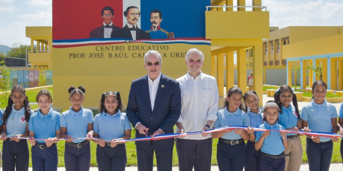  imagen El presidente Luis Abinader junto a ministro de Educaci&oacute;n, Luis Miguel De Camps inauguran ampliaci&oacute;n de centros educativos&nbsp; 