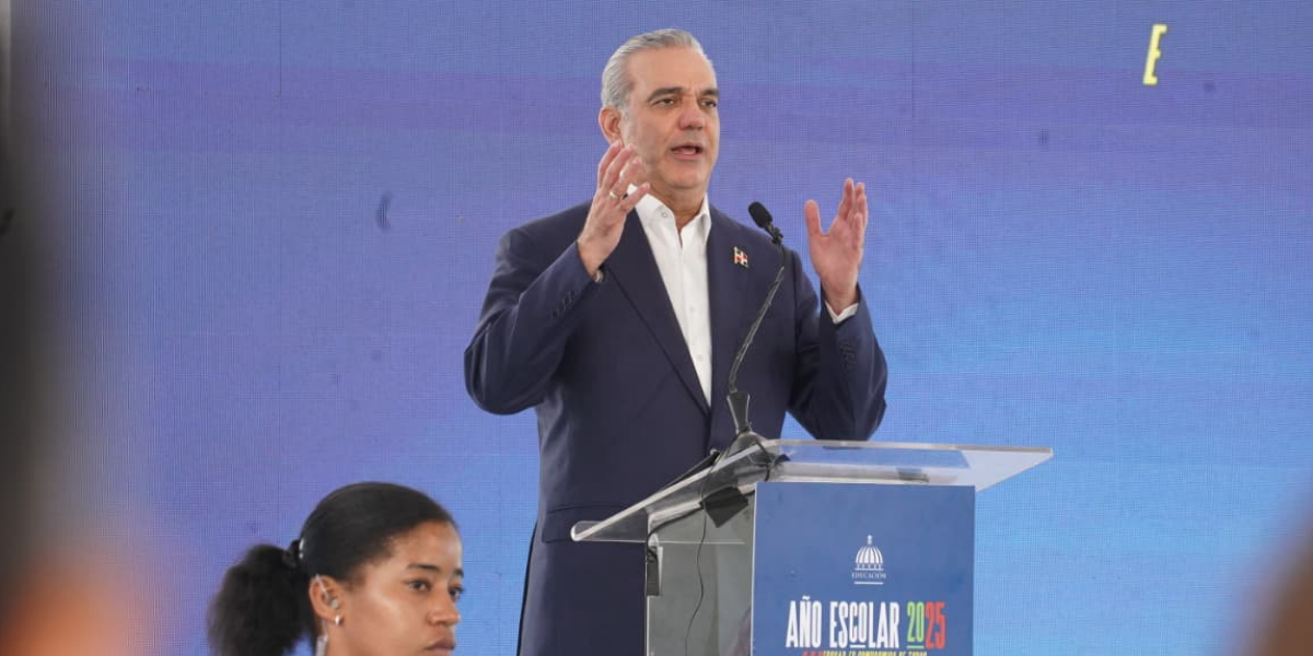  imagen Ministro De Camps, habla a los presentes en el acto. 