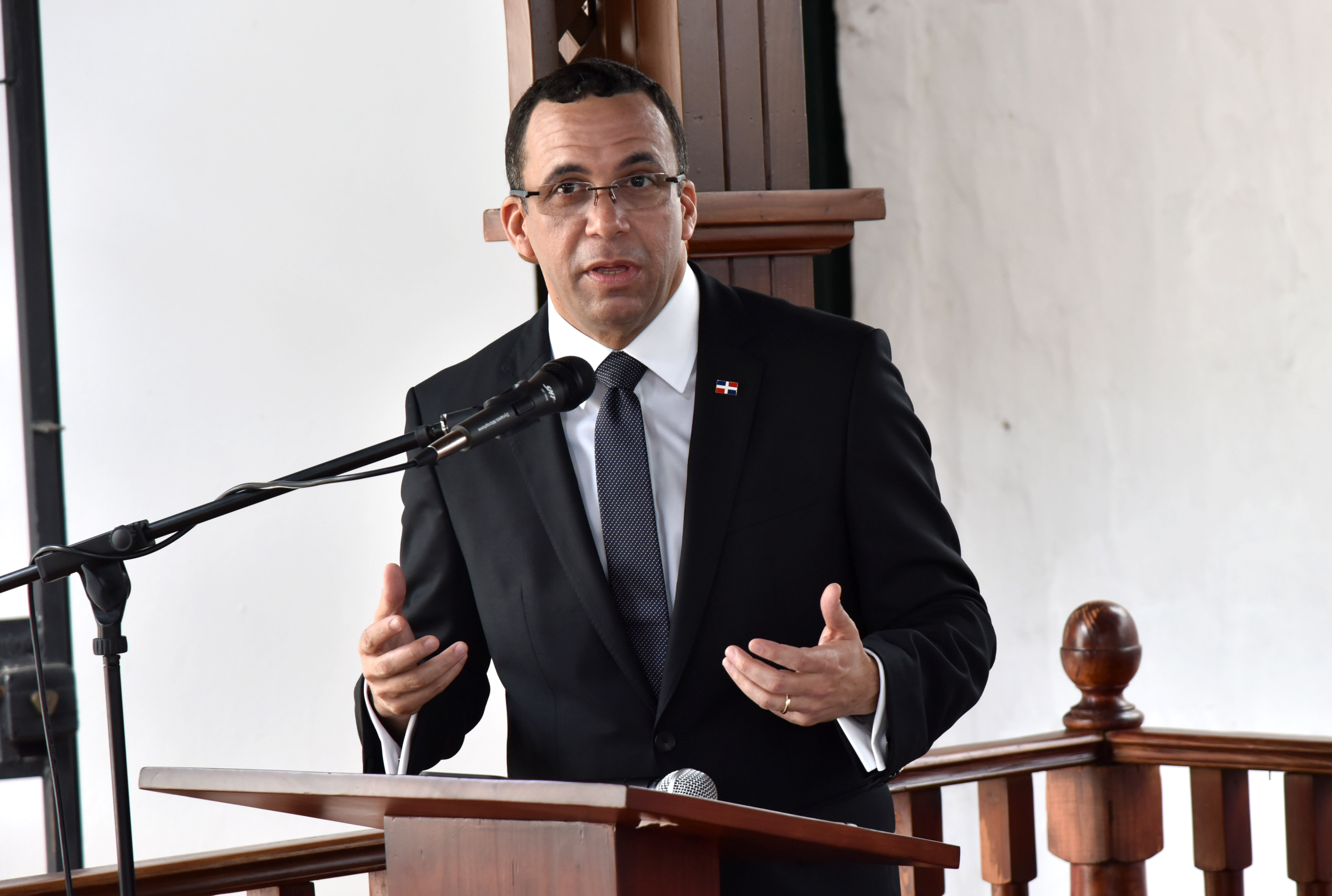  imagen Ministro Andr&eacute;s Navarro y la representante del Cuerpo de Paz de Estados Unidos, Kristin Kaper sentados firmando acuerdo de entendimiento para llevar voluntarios a las escuelas.&nbsp; 
