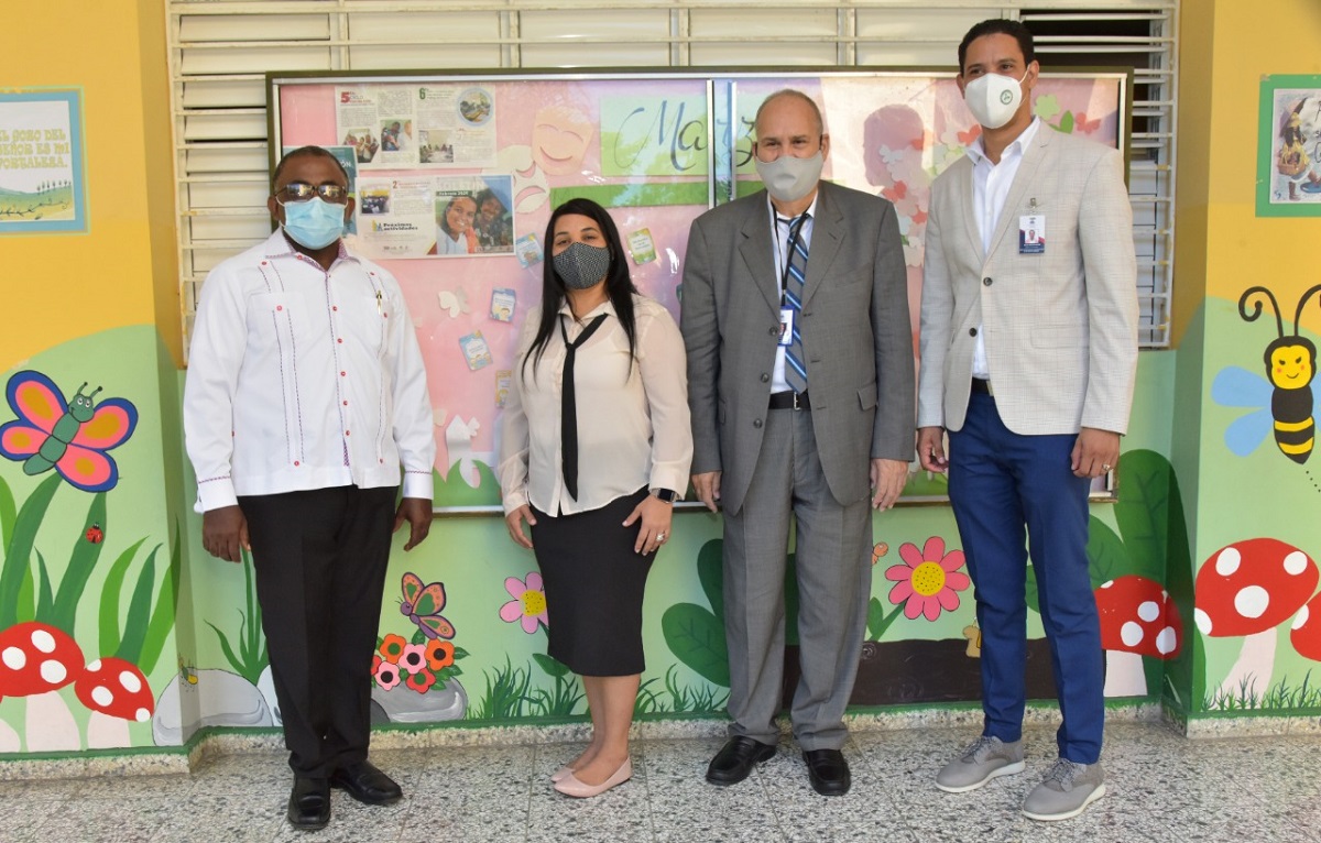  imagen Esta primera visita se realiz&oacute; en los centros educativos Manuela Diez, Lope de Vega, y Mar&iacute;a Teresa Quidiello, de la Regional 15 de Santo Domingo. Luego se extender&aacute; a las dem&aacute;s regionales del pa&iacute;s. El funcionario explic&oacute; que hay un plan de trabajo para priorizar las necesidades de las escuelas para lo cual hay disponibles tres mil millones de pesos para la reparaci&oacute;n, mantenimiento y ampliaci&oacute;n de aulas y otros trabajos de infraestructura escolar, los cuales iniciar&aacute;n en las pr&oacute;ximas semanas.
&nbsp; 