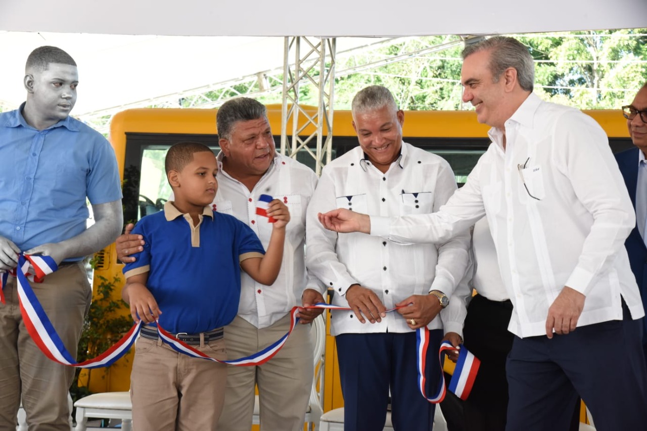  imagen Presidente Luis Abinader y Mininistro &Aacute;ngel Hernandez, junto a otras actividades durante corte de cita en acto. 