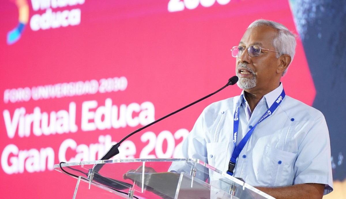  imagen Ministro de Educaci&oacute;n,&nbsp; &Aacute;ngel Hern&aacute;ndez habla a los presentes. 