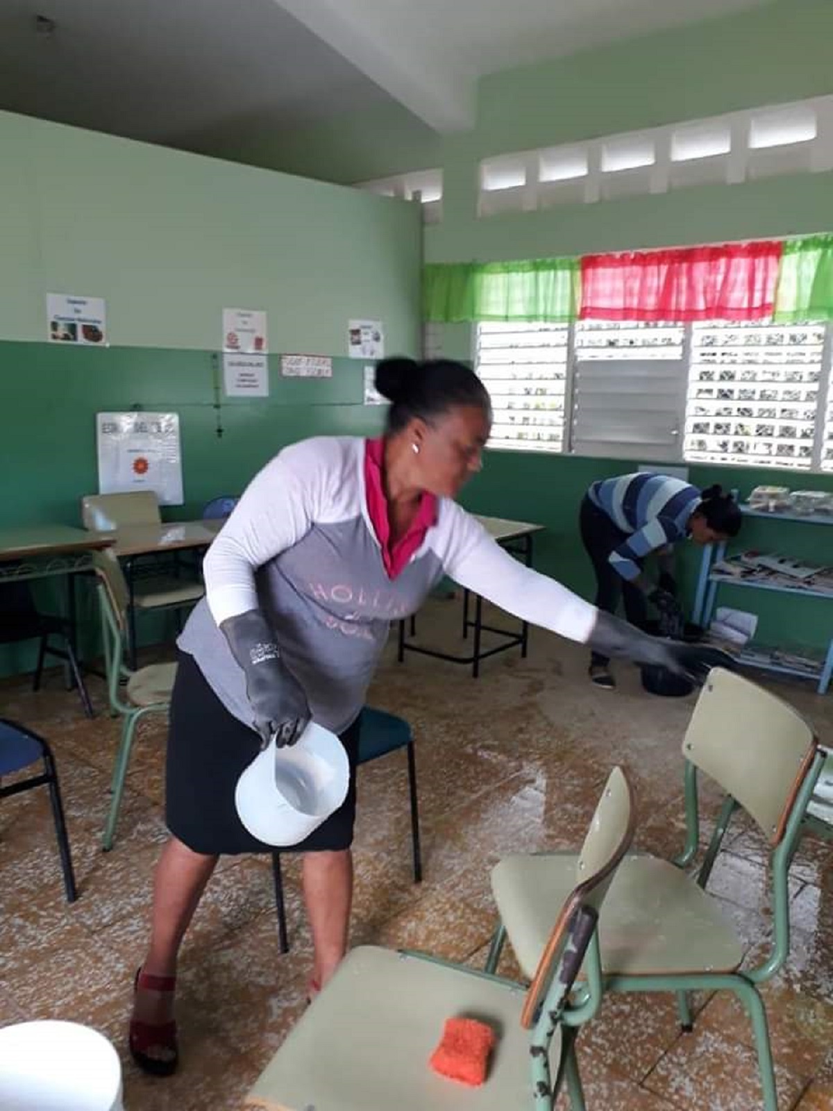  imagen El personal t&eacute;cnico y la comunidad educativa de las regionales 16, 17 y 18 durante la jornada de limpieza 