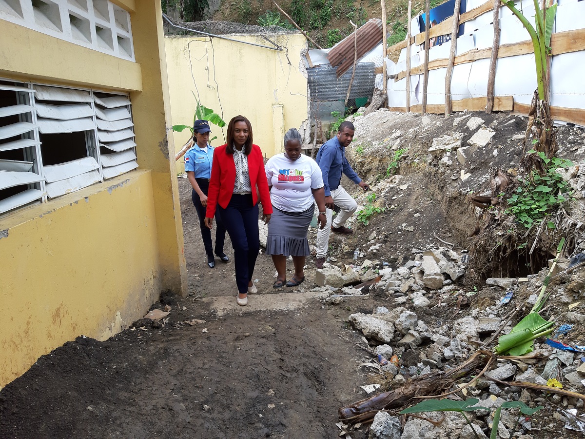  imagen Directivos del MINERD inspeccionan&nbsp;la Escuela B&aacute;sica Rep&uacute;blica de Jap&oacute;n, localizada en el sector Bellas Colinas, Manoguayabo 