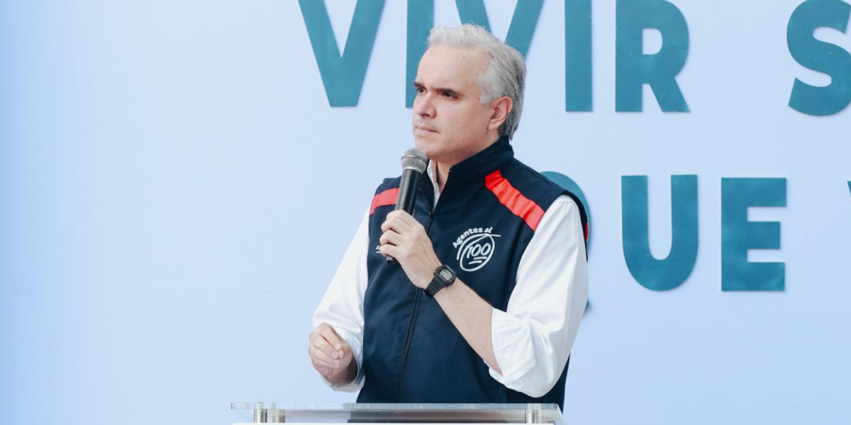  imagen El ministronde Educaci&oacute;n, Luis Miguel De Campos comparte con los j&oacute;venes del voluntariado agentes al 100 