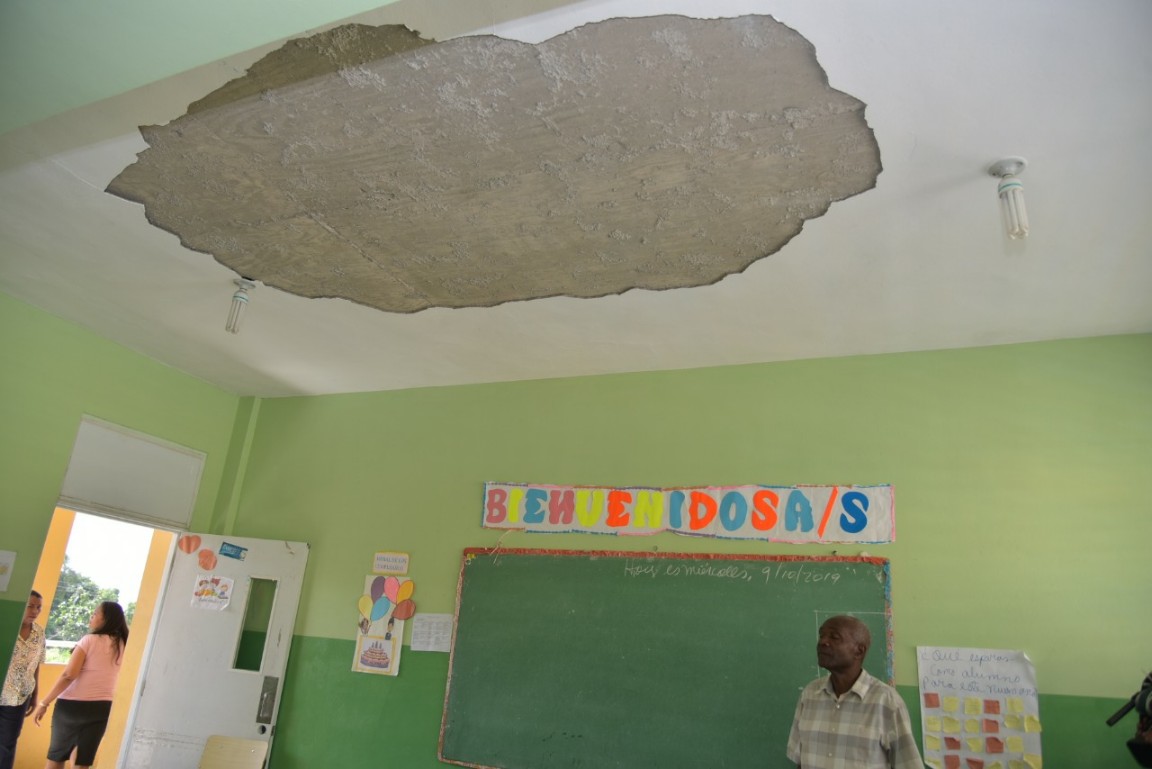  imagen Autoridades del MINERD en el centro educativo 