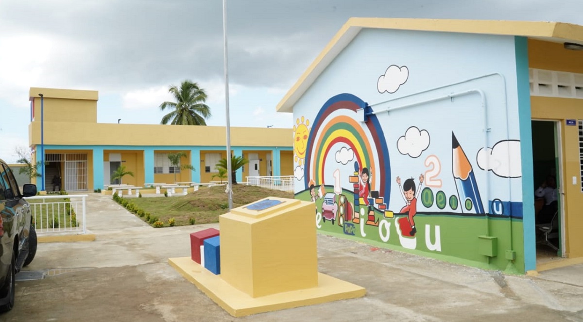  imagen presidente Luis Abinader y el ministro de Educaci&oacute;n &Aacute;ngel Hern&aacute;ndez en cortes de cintas&nbsp; 