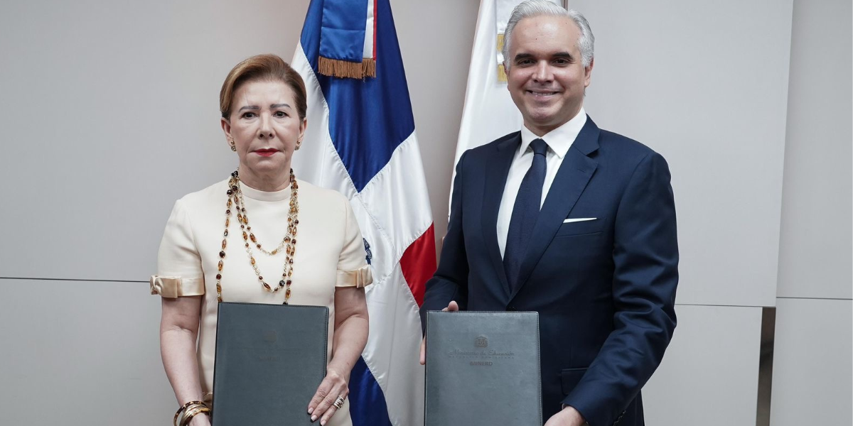  imagen ministro de Educaci&oacute;n, Luis Miguel De Camps Garc&iacute;a, junto a la presidenta de Sur Futuro, Melba Segura de Grull&oacute;n 