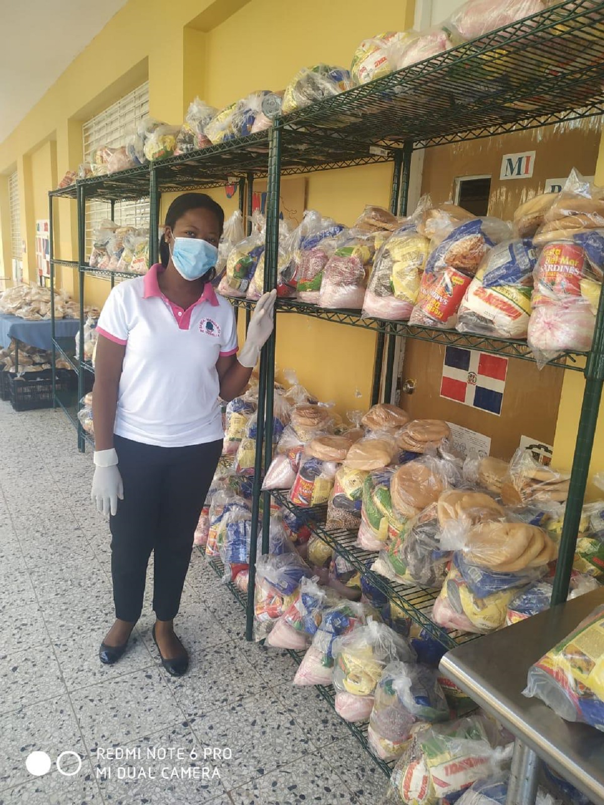  imagen Personal de INABIE en el&nbsp;Centro de Educativo Celina Pellier, del sector Los Mameyes, Santo Domingo Este, 