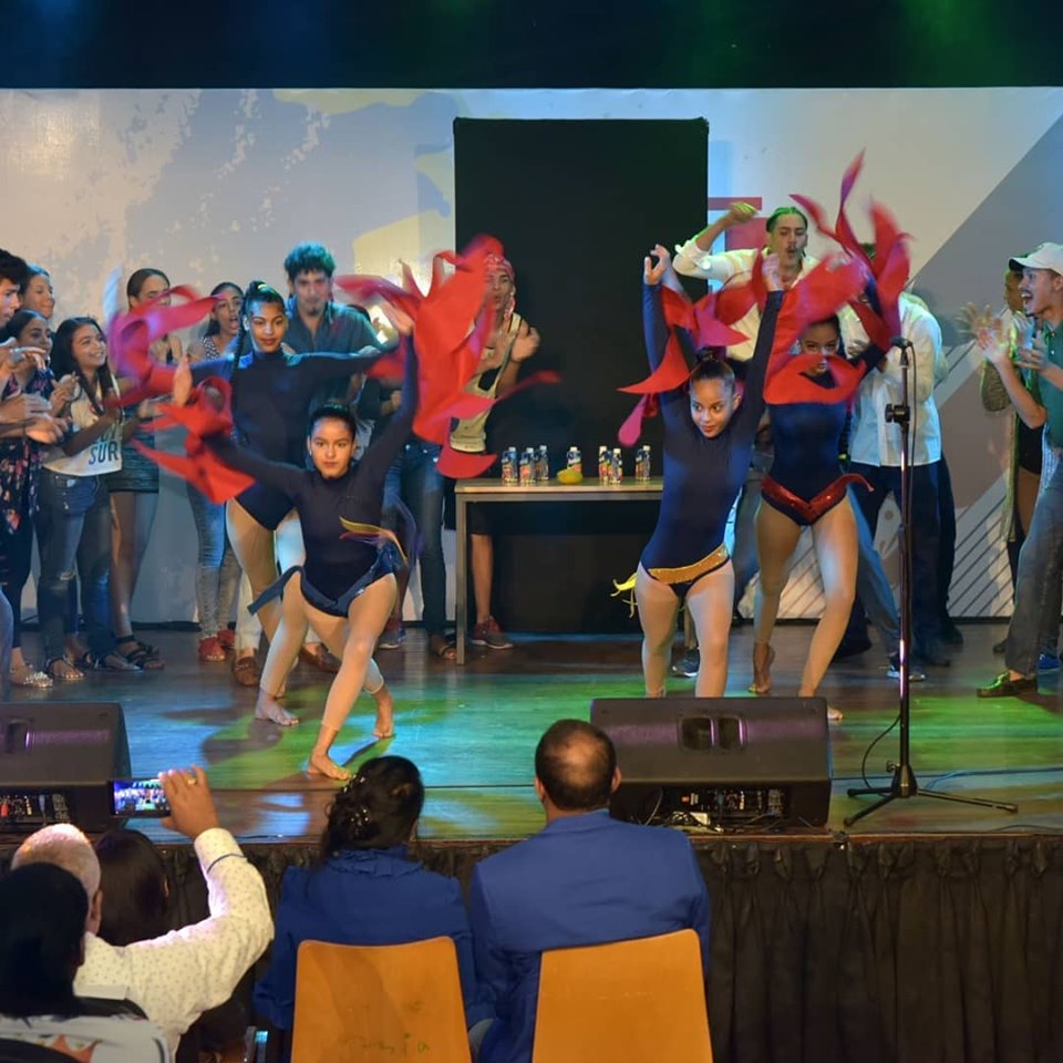  imagen Ni&ntilde;os bailan en el escenario durante su presentaci&oacute;n en XII Muestra Nacional de Educaci&oacute;n Art&iacute;stica y la Sexta Gala de la Modalidad en Artes 