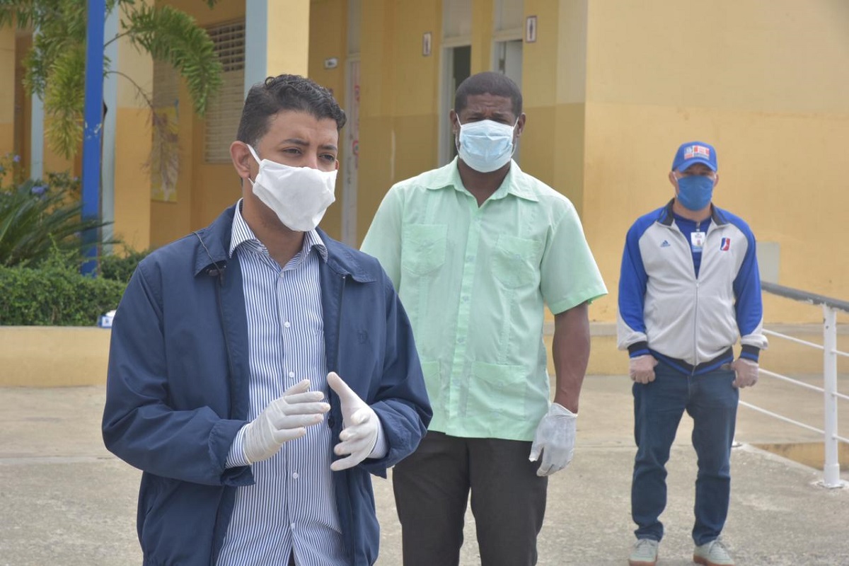  imagen Comisi&oacute;n del MINERD, durante un recorrido por centros educativos en Monte Plata 