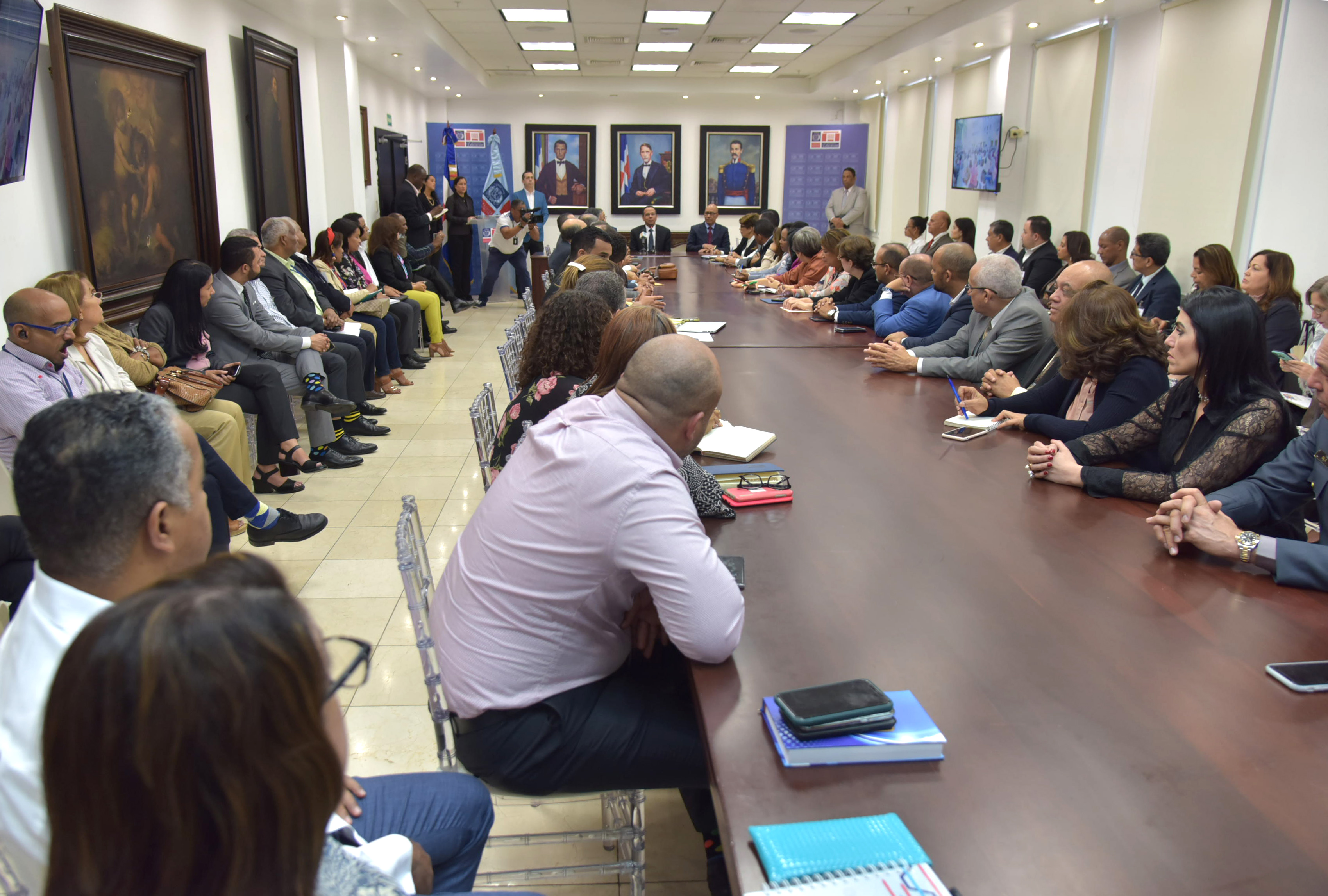  imagen Ministro de Educaci&oacute;n, Antonio Pe&ntilde;a Mirabal, se reune con el Ministerio de Salud P&uacute;blica, viceministros, directores distritales y departamentales, para establecer la ejecuci&oacute;n del Plan Nacional de Orientaci&oacute;n en los planteles escolares p&uacute;blicos y privados ante la presencia importada del Coronavirus en el pa&iacute;s. 