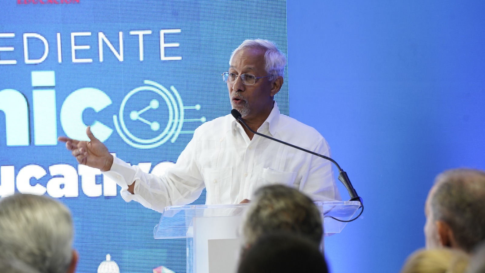  imagen Presidente Luis Abinader junto a Ministro de Educaci&oacute;n &Aacute;ngel Hern&aacute;ndez y dem&aacute;s entidades presentes en el MINERD 