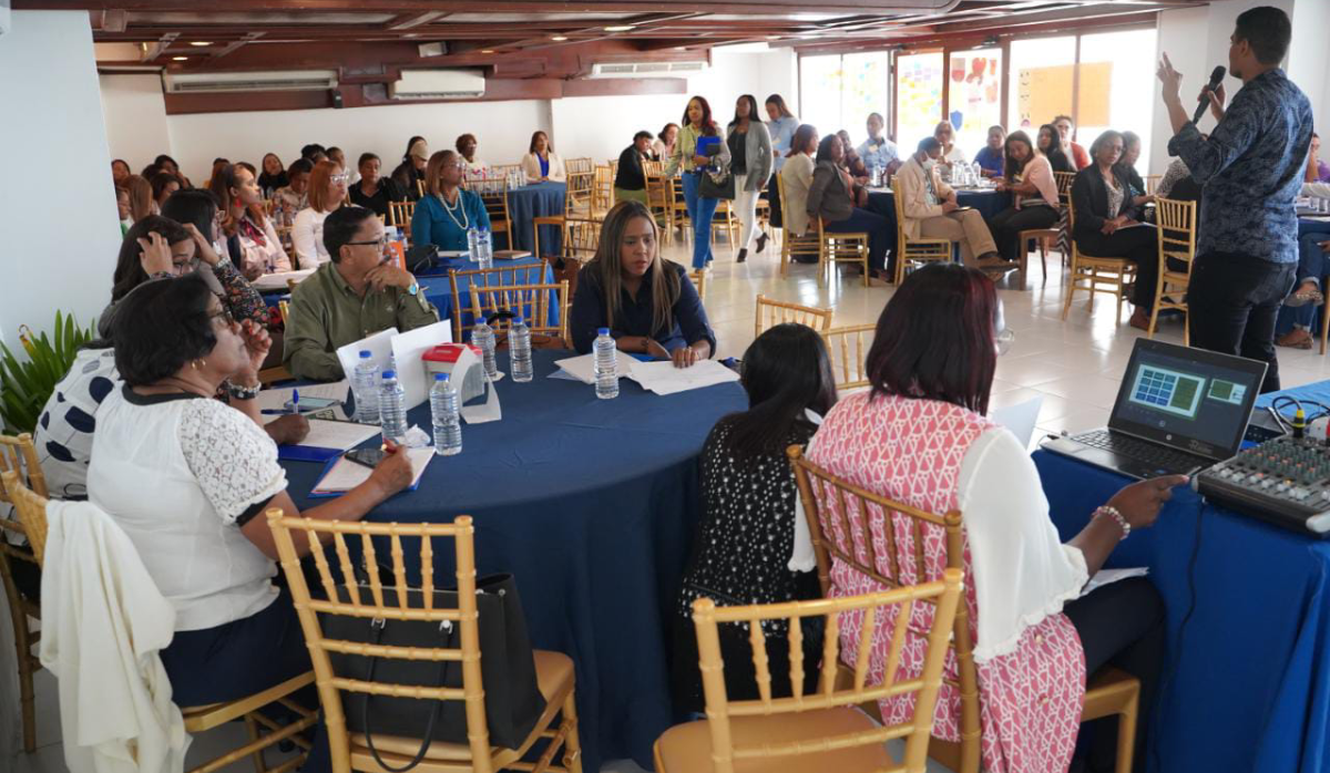  imagen T&eacute;cnicos de orientaci&oacute;n y psicolog&iacute;a de las 18 Regionales de todo el pa&iacute;s durante capacitaci&oacute;n. 