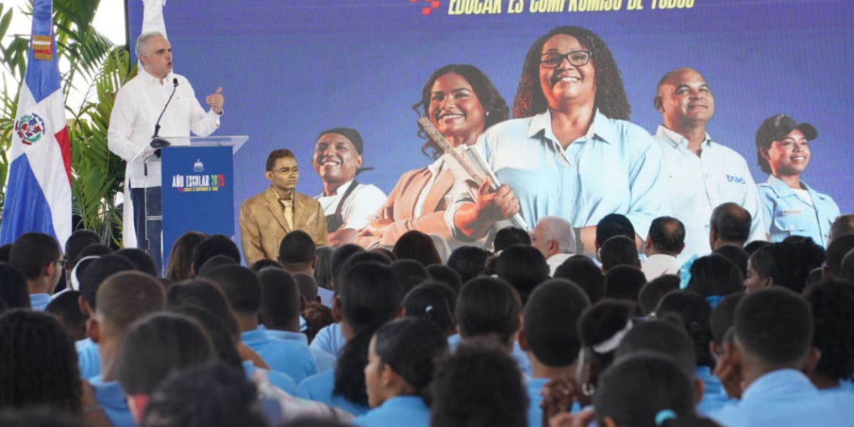  imagen Ministro De Camps, habla a los presentes en el acto. 
