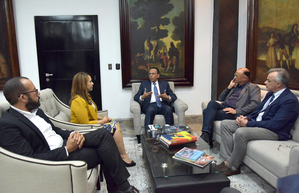  imagen En la reuni&oacute;n participaron, adem&aacute;s, Antonio Pe&ntilde;a Mirabal, ministro de educaci&oacute;n, Jos&eacute; Antonio Rodr&iacute;guez, embajador dominicano ante la UNESCO; Karen Ricardo, directora ejecutiva de la Direcci&oacute;n General de Programas Especiales de la Presidencia (DIGEPEP), y Horacio Medrano, director del Plan Nacional de Alfabetizaci&oacute;n Quisqueya Aprende Contigo.
&nbsp; 