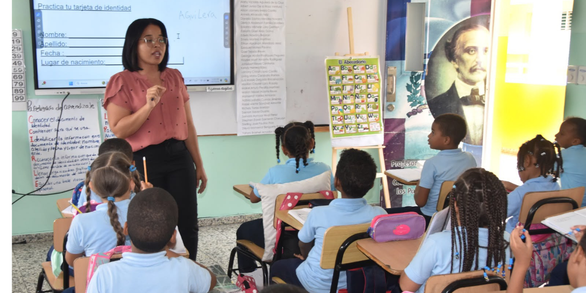  imagen Fotos de maestros en el aula con estudiantes 