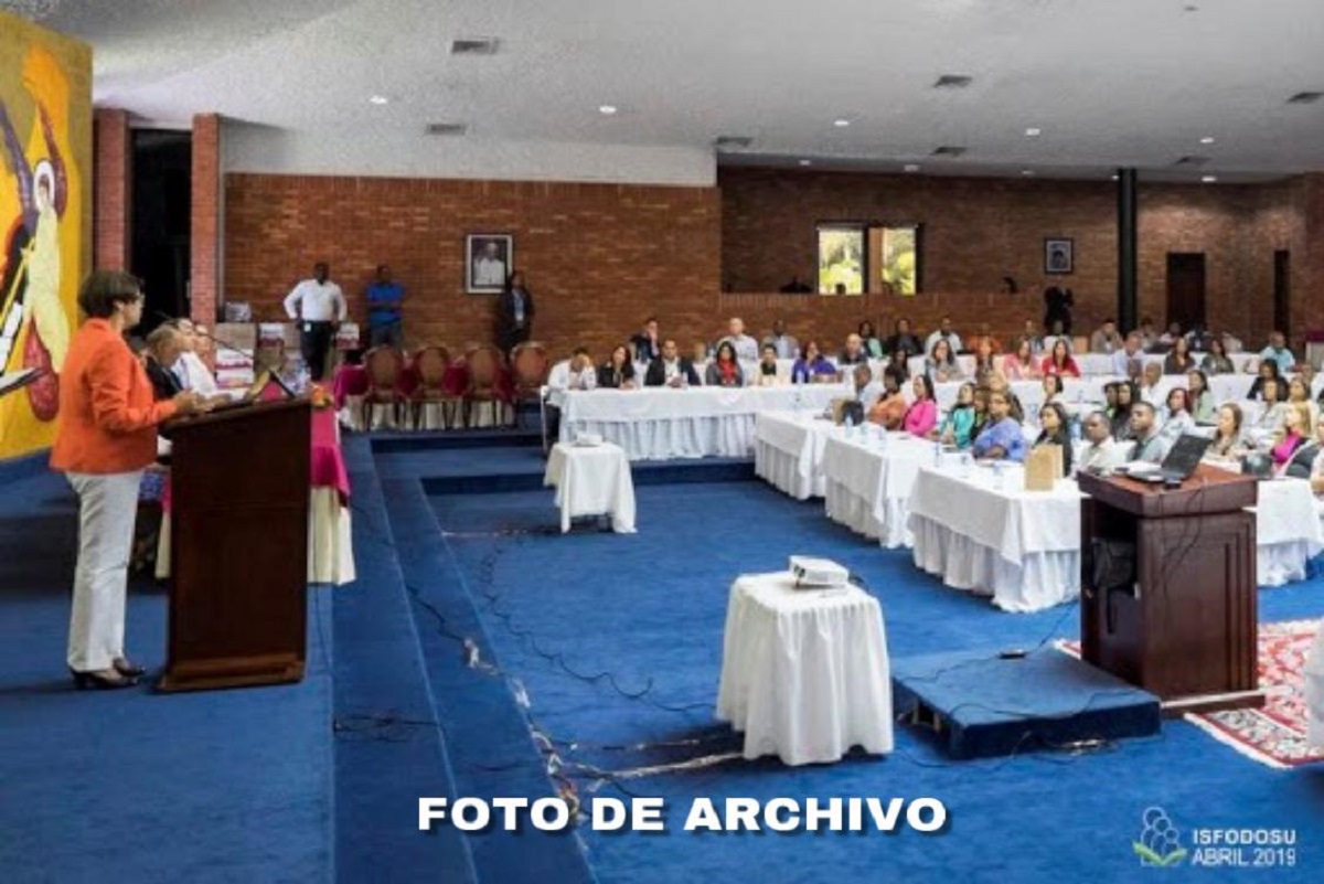  imagen El Ministerio de Educaci&oacute;n (MINERD) inform&oacute; que, durante los &uacute;ltimos ocho a&ntilde;os se elev&oacute; la inversi&oacute;n en la capacitaci&oacute;n de los docentes con el objetivo de aumentar el desarrollo de sus competencias profesionales y humanas, y contribuir as&iacute; eficazmente con la mejora de la calidad del proceso ense&ntilde;anza-aprendizaje.&nbsp; 