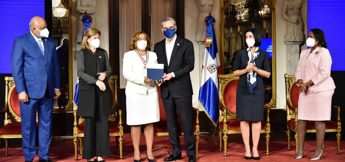  imagen Luis Santos Lora, Director General de Cultura del Ministerio de Educaci&oacute;n; miembros del Consejo Nacional de Educaci&oacute;n, viceministros y funcionarios del Ministerio de Educaci&oacute;n, directores Regionales, Distritales y Departamentales del Ministerio de Educaci&oacute;n. 