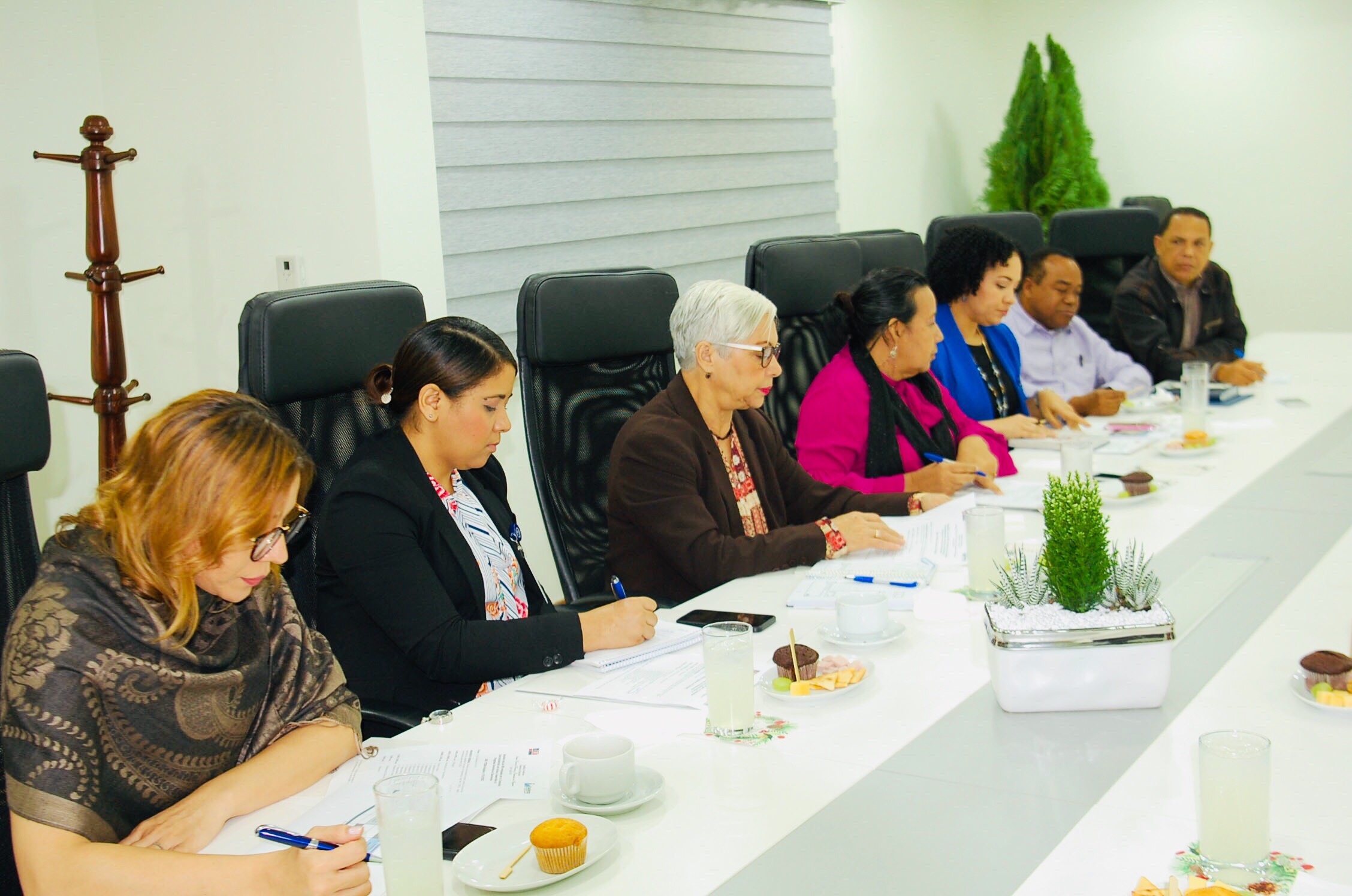  imagen Directivos del Inafocam, explicaron que con el acompa&ntilde;amiento a las universidades el gobierno busca el fortalecimiento de estas para que puedan cumplir en mayores condiciones con los objetivos del programa y que por otro lado queden instaladas las capacidades necesarias para que estas instituciones hagan un aporte efectivo al desarrollo de las comunidades en que operan. En dicho proceso tambi&eacute;n participaron por Inafocam Yssa Moreta, Miosotis Seguras y El&iacute;as Reyes, encargada y t&eacute;cnicos docentes del Departamento de Formaci&oacute;n Inicial, as&iacute; como Carmen Reynoso, encargada del Departamento de Becas. 