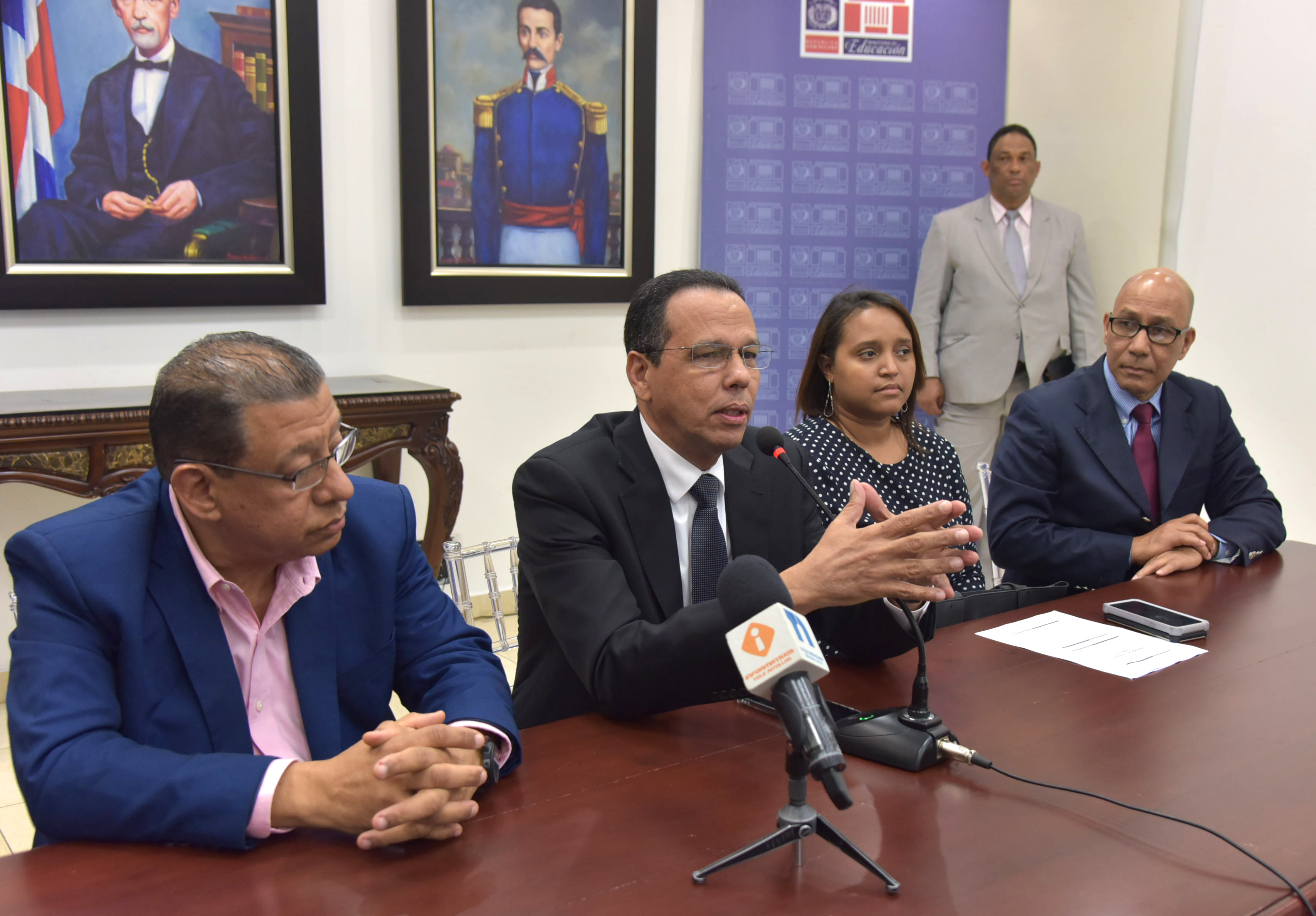  imagen Ministro de Educaci&oacute;n, Antonio Pe&ntilde;a Mirabal, se reune con el Ministerio de Salud P&uacute;blica, viceministros, directores distritales y departamentales, para establecer la ejecuci&oacute;n del Plan Nacional de Orientaci&oacute;n en los planteles escolares p&uacute;blicos y privados ante la presencia importada del Coronavirus en el pa&iacute;s. 