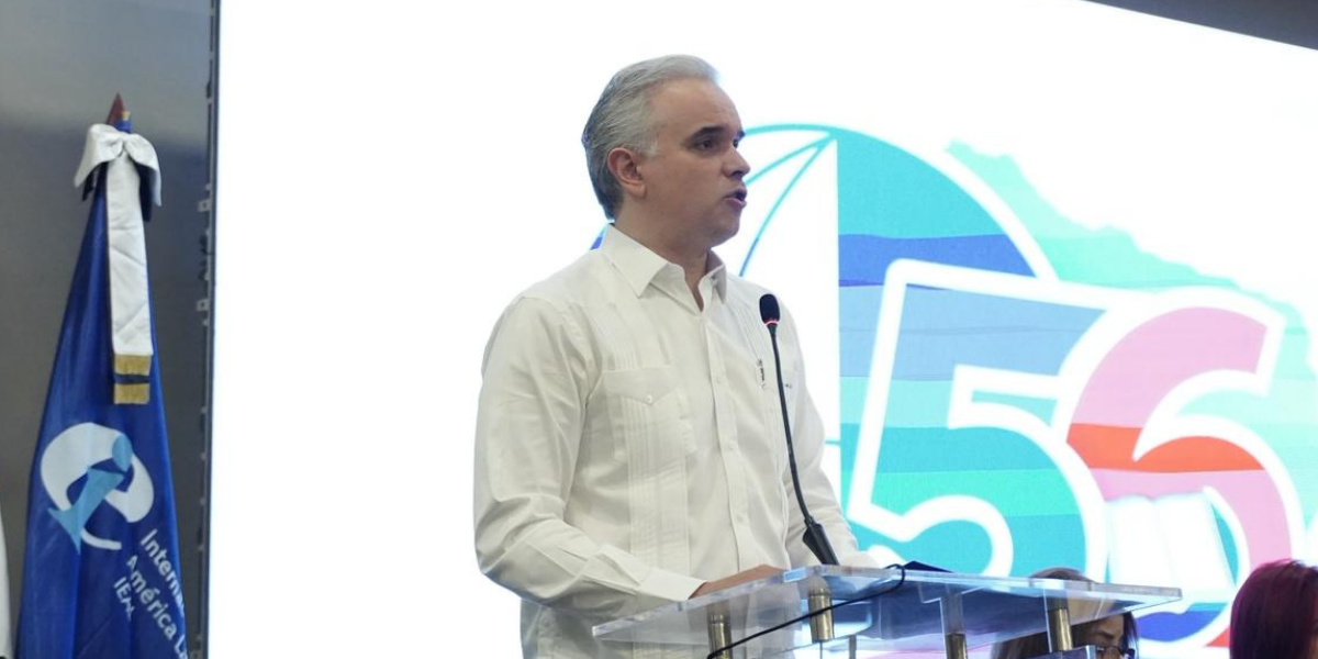  imagen ministro de Educaci&oacute;n junto a entidades de la ADP 