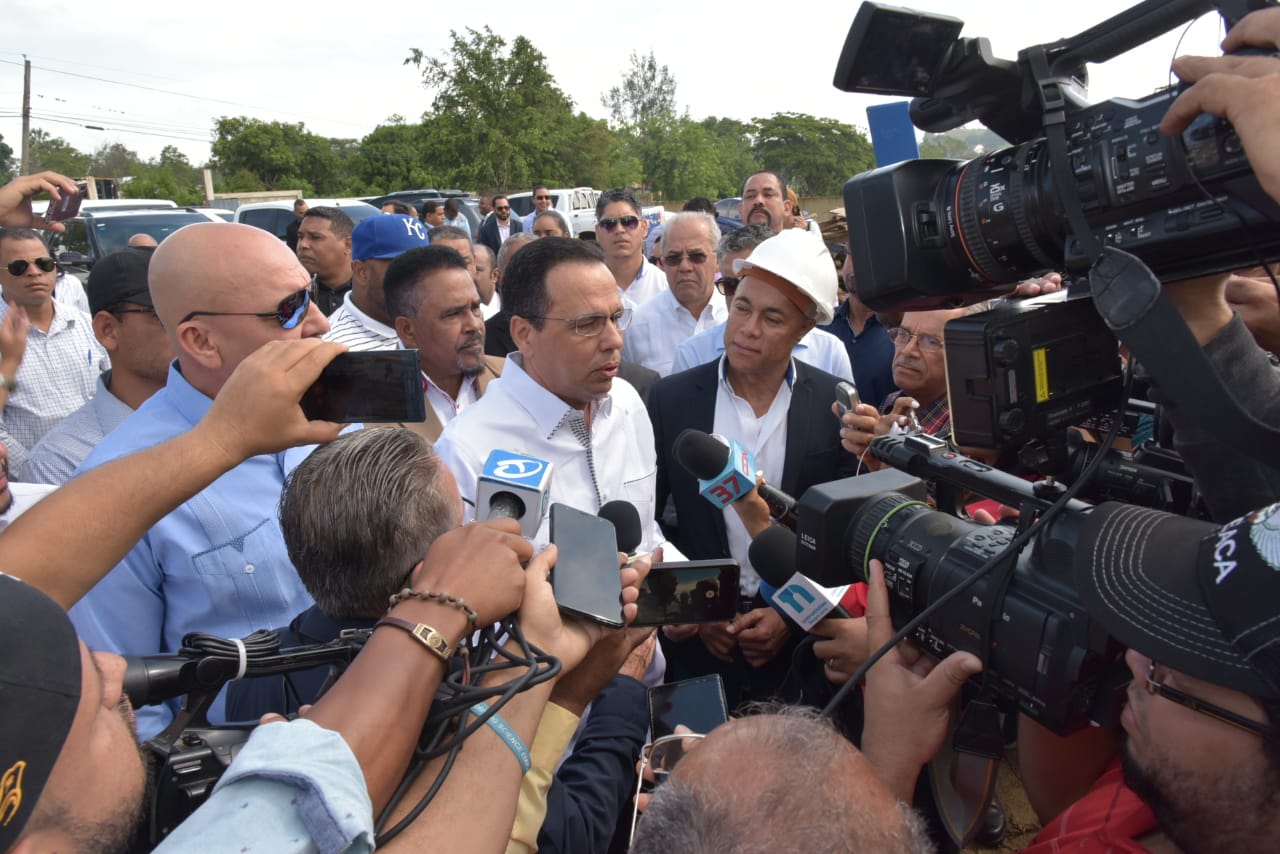  imagen Ministro Antonio Pe&ntilde;a Mirabal durante recorrido por Santiago. 