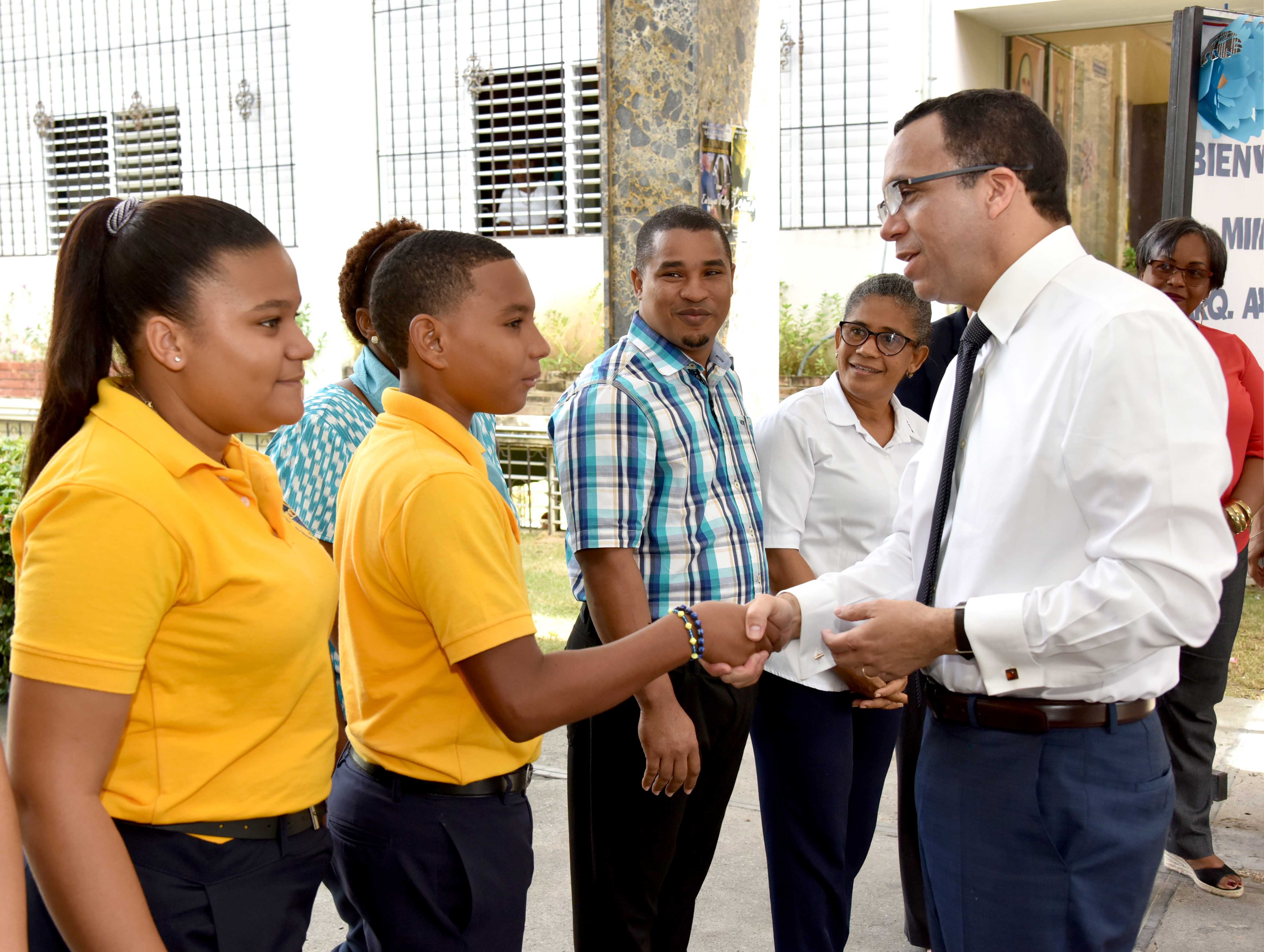  imagen Ministro Andr&eacute;s Navarro en aula frente a estudiantes de polit&eacute;cnico Nuestra Se&ntilde;ora Del Carmen en Sim&oacute;n Bol&iacute;var&nbsp; 