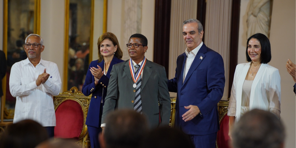  imagen Presidente Luis Abinader y ministro de Educaci&oacute;n, &Aacute;ngel Hern&aacute;ndez 