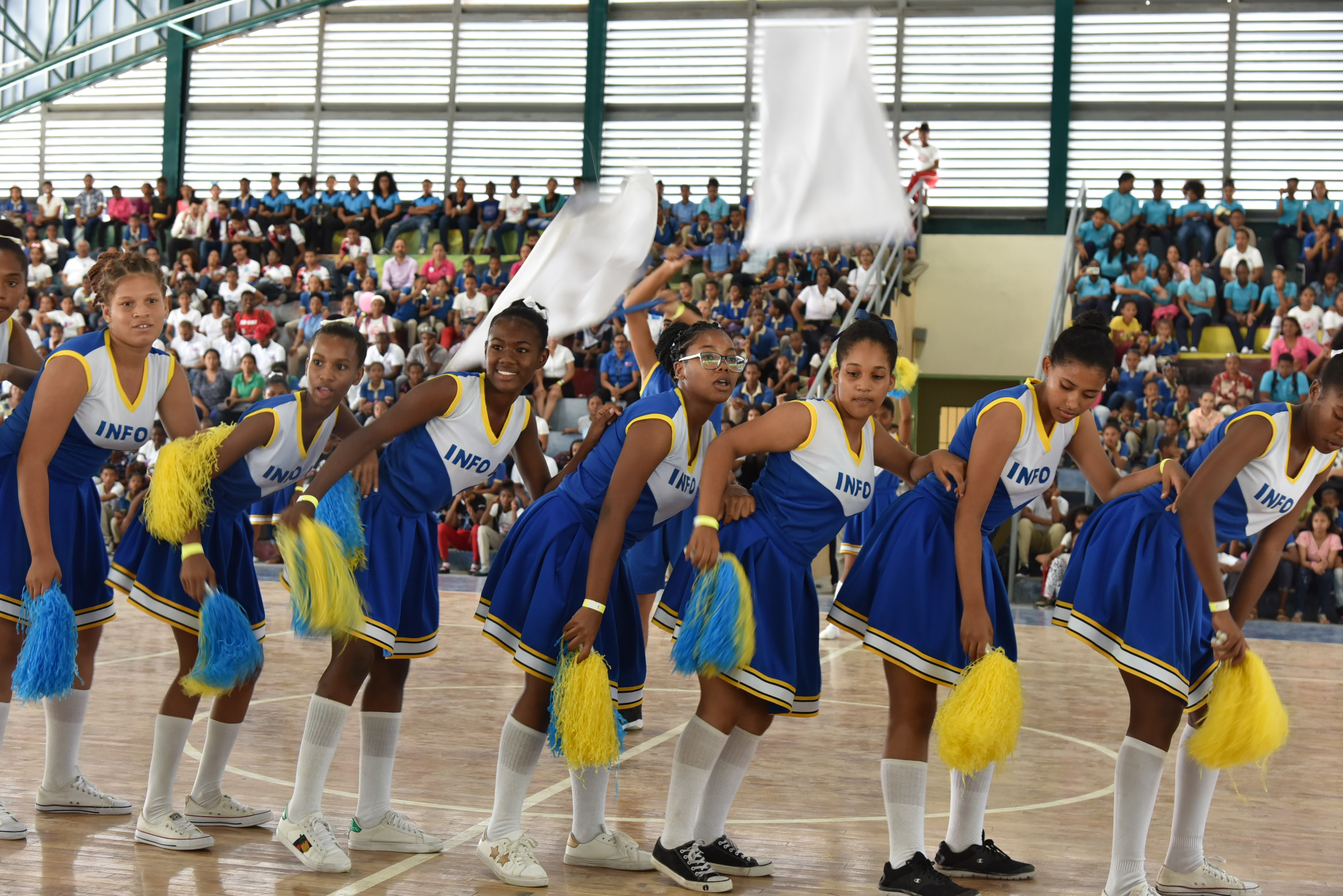  imagen Grupo de estudiantes porristas durante una de sus presentaciones. 
