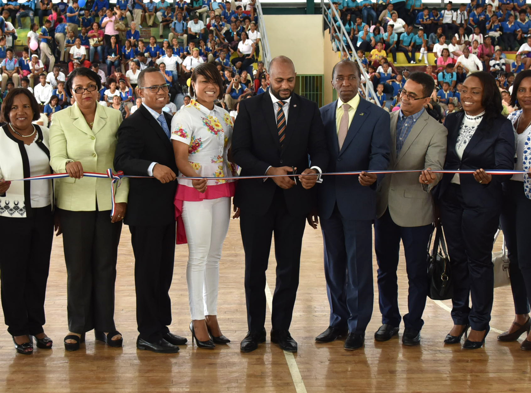  imagen Grupo de estudiantes porristas durante una de sus presentaciones. 