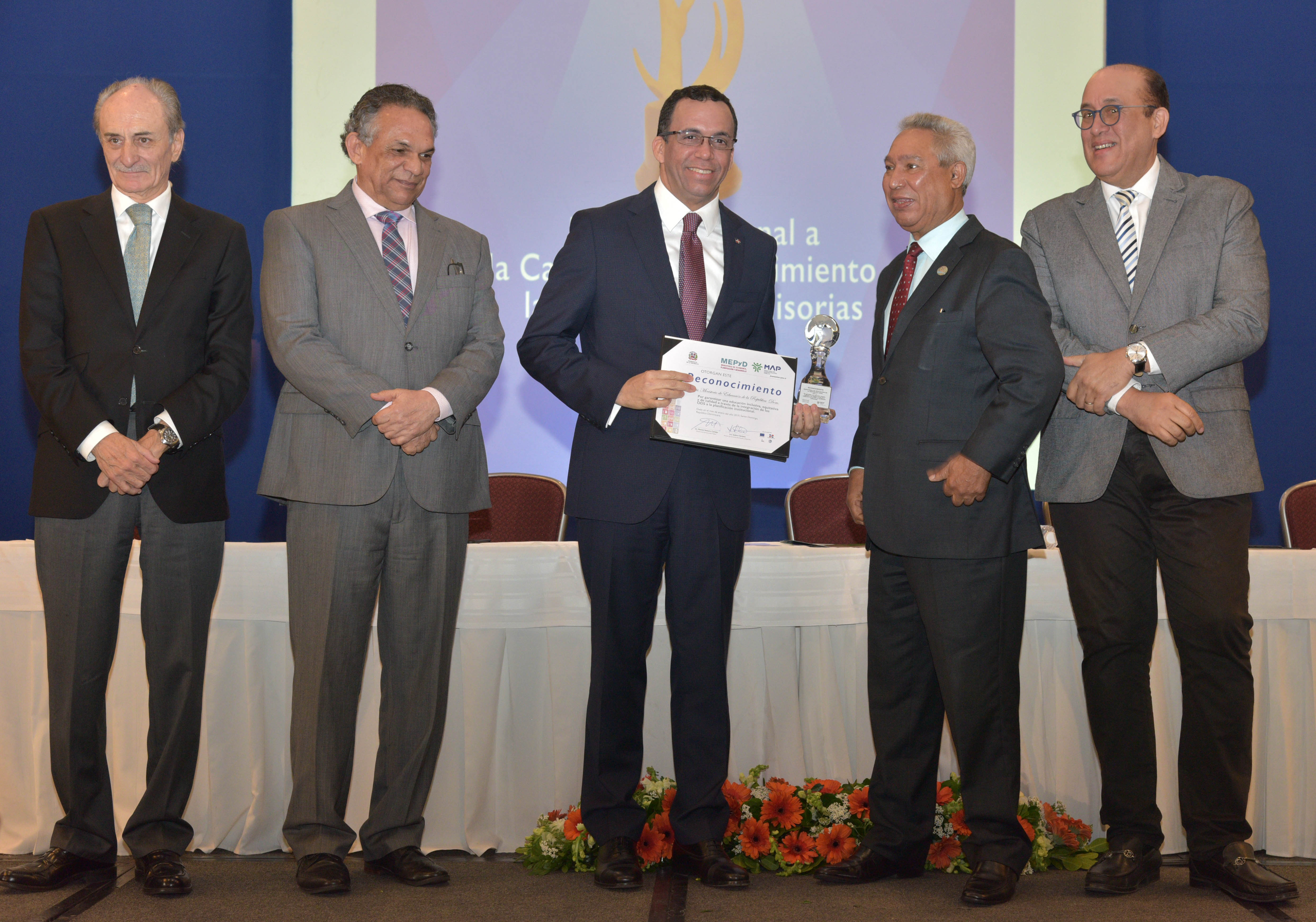  imagen Ministro Andr&eacute;s Navarro junto al Ministro Ventura Camejo entregan premio a la Calidad Institucional&nbsp; 